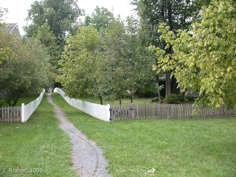 Pedestrian trail from Treehaven Street to the ponds area.